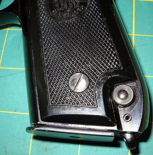 detail, Beretta 92S magazine release